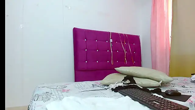 chantalsemenova1 online show from October 24, 2025, 1:51 pm