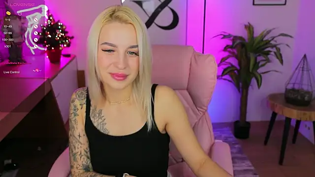 Snapshot of Crystal_Barbie chatting on January 2, 2025, 10:55 pm Crystal Barbie online show from January 2, 2025, 10:55 pm