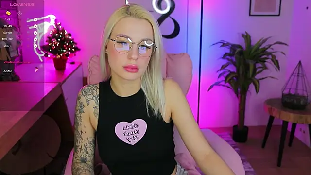 Snapshot of Crystal_Barbie chatting on January 7, 2025, 7:28 pm Crystal Barbie online show from January 7, 2025, 7:28 pm