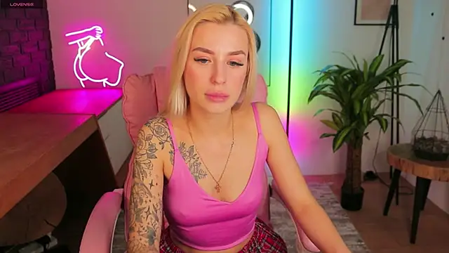 Snapshot of Crystal_Barbie chatting on March 18, 2025, 4:37 am Crystal Barbie online show from March 18, 2025, 4:37 am