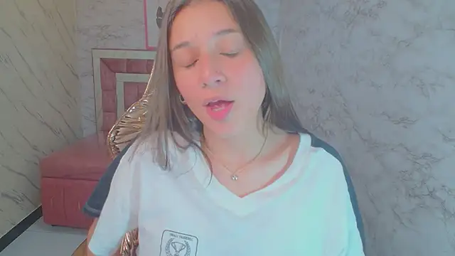 Snapshot of _Emily_v chatting on December 4, 2024, 11:35 pm Emily v online show from December 4, 2024, 11:35 pm