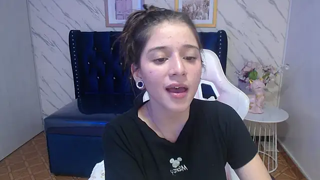 Snapshot of _Emily_v chatting on December 31, 2024, 5:00 am Emily v online show from December 31, 2024, 5:00 am