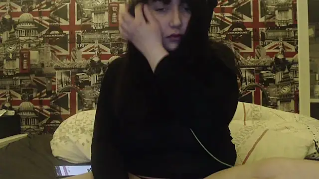 Snapshot of Lynylou chatting on February 11, 2026, 10:59 pm Lynylou online show from February 11, 2026, 10:59 pm