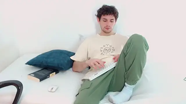 Elio555 online show from December 12, 2024, 6:31 pm