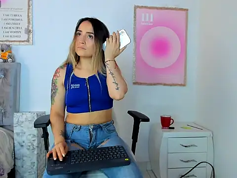 Snapshot of cindy_love2 chatting on December 4, 2025, 2:04 pm cindy love2 online show from December 4, 2025, 2:04 pm