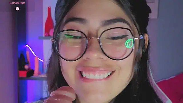 Snapshot of LoaLuxury chatting on February 22, 2026, 5:22 pm LoaLuxury online show from February 22, 2026, 5:22 pm