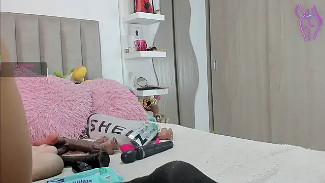 Snapshot of Queen_Antonella_Oficial chatting on September 13, 2025, 2:39 pm Queen Antonella Oficial online show from September 13, 2025, 2:39 pm