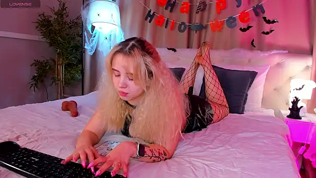 Snapshot of Valerie_Woods chatting on November 2, 2025, 1:08 am Valerie Woods online show from November 2, 2025, 1:08 am