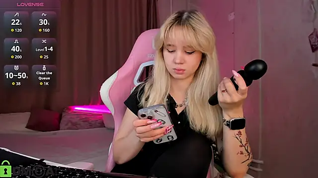 Snapshot of Valerie_Woods chatting on November 7, 2025, 1:05 am Valerie Woods online show from November 7, 2025, 1:05 am