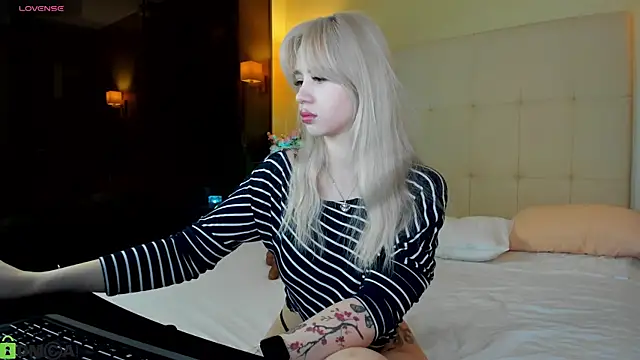 Snapshot of Valerie_Woods chatting on February 23, 2026, 12:52 am Valerie Woods online show from February 23, 2026, 12:52 am