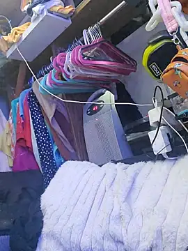 gurlnips online show from January 10, 2026, 1:24 pm