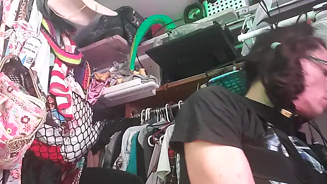 Snapshot of gurlnips chatting on February 22, 2026, 12:04 pm gurlnips online show from February 22, 2026, 12:04 pm