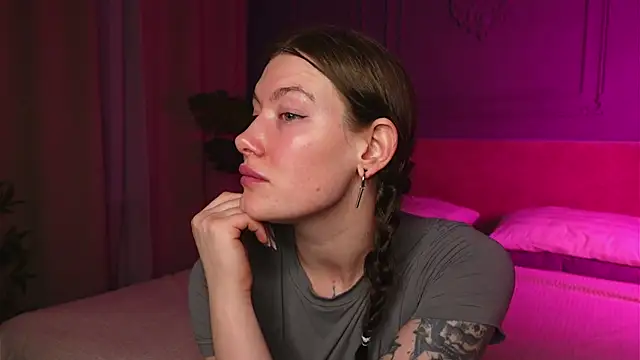 Snapshot of Liv_Fay chatting on November 29, 2025, 1:36 pm Liv Fay online show from November 29, 2025, 1:36 pm