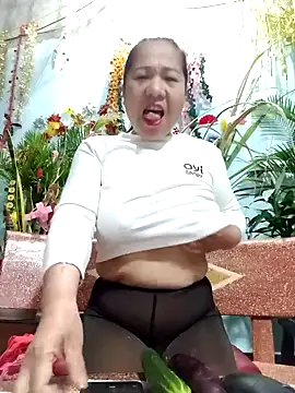 Snapshot of Queen_18200 chatting on January 19, 2025, 12:28 am Queen 18200 online show from January 19, 2025, 12:28 am