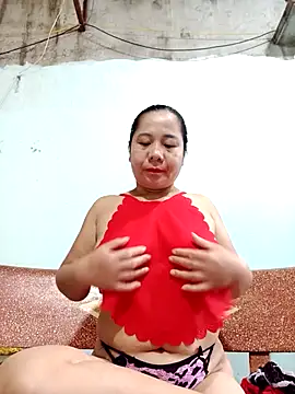 Snapshot of Queen_18200 chatting on October 20, 2025, 12:33 am Queen 18200 online show from October 20, 2025, 12:33 am