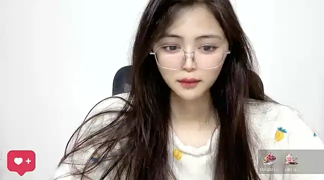 Snapshot of ---MIA--- chatting on February 4, 2025, 5:53 am ---MIA--- online show from February 4, 2025, 5:53 am
