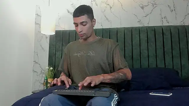 Snapshot of DrakeNeumann chatting on February 4, 2025, 7:33 pm DrakeNeumann online show from February 4, 2025, 7:33 pm