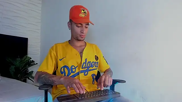 Snapshot of DrakeNeumann chatting on February 27, 2025, 2:42 am DrakeNeumann online show from February 27, 2025, 2:42 am