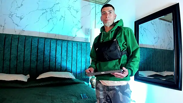 Snapshot of DrakeNeumann chatting on September 20, 2025, 4:02 am DrakeNeumann online show from September 20, 2025, 4:02 am