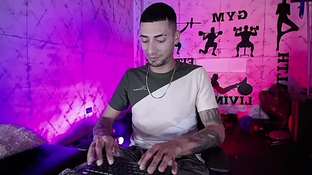 Snapshot of DrakeNeumann chatting on December 2, 2025, 3:45 am DrakeNeumann online show from December 2, 2025, 3:45 am