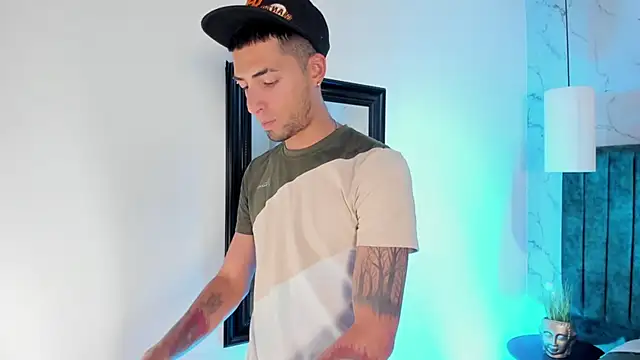 Snapshot of DrakeNeumann chatting on December 20, 2025, 3:46 am DrakeNeumann online show from December 20, 2025, 3:46 am