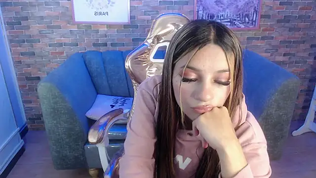 Snapshot of Laurita_b chatting on January 21, 2025, 10:51 pm Laurita b online show from January 21, 2025, 10:51 pm