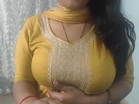 cute-priy online show from February 10, 2025, 5:47 am