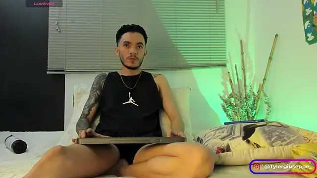Snapshot of Tylergiuseppe_ chatting on January 17, 2025, 4:49 am Tylergiuseppe  online show from January 17, 2025, 4:49 am