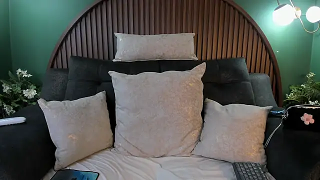 shannel  queen online show from April 2, 2026, 8:06 pm