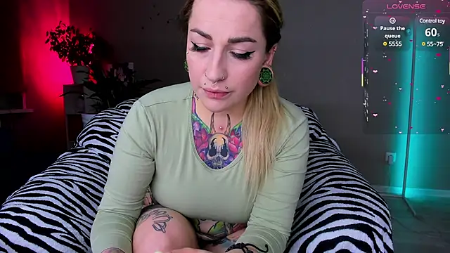 Snapshot of Tanya_Acid chatting on February 18, 2025, 6:58 pm Tanya Acid online show from February 18, 2025, 6:58 pm