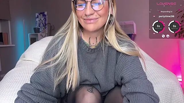 Snapshot of Tanya_Acid chatting on December 18, 2025, 4:18 am Tanya Acid online show from December 18, 2025, 4:18 am