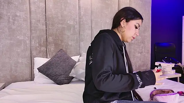 Larabrooks online show from December 14, 2025, 12:10 pm