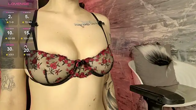 Snapshot of Melany_Luv chatting on February 14, 2026, 10:06 pm Melany Luv online show from February 14, 2026, 10:06 pm