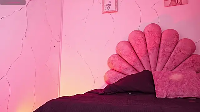 Snapshot of Melany_Luv chatting on March 24, 2026, 9:20 pm Melany Luv online show from March 24, 2026, 9:20 pm