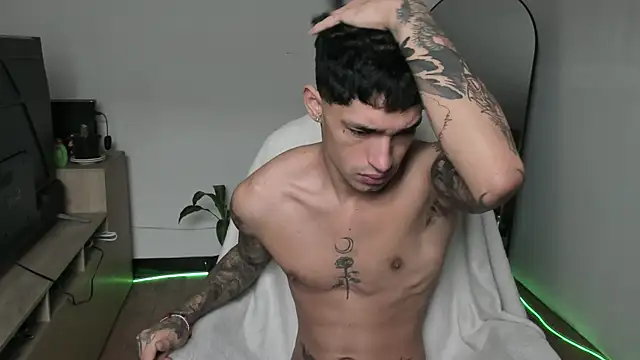 Snapshot of Damon__333 chatting on December 20, 2025, 4:58 pm Damon 333 online show from December 20, 2025, 4:58 pm