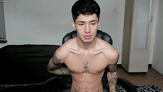 Snapshot of Damon__333 chatting on February 5, 2026, 6:34 pm Damon 333 online show from February 5, 2026, 6:34 pm