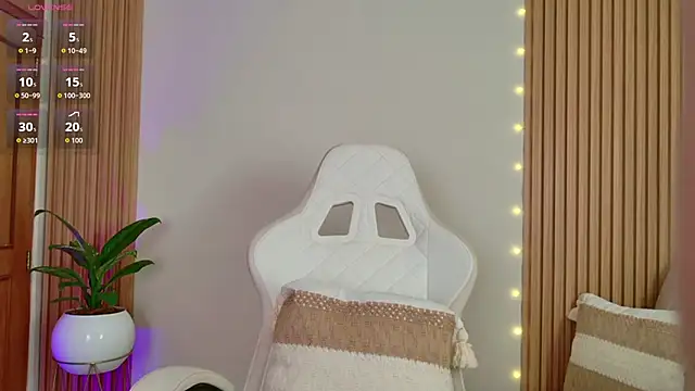 Snapshot of EmilyRive chatting on November 3, 2025, 9:05 pm EmilyRive online show from November 3, 2025, 9:05 pm