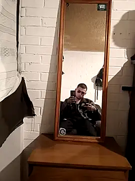 Suggarwhite18CM online show from November 11, 2025, 3:39 am