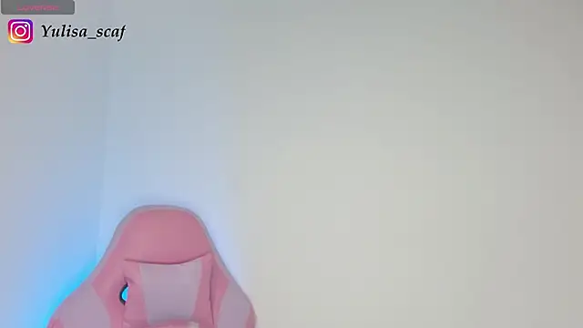 yulissa18 online show from May 19, 2026, 1:56 am