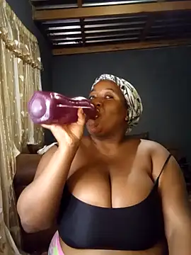 Snapshot of Missmoox24 chatting on February 10, 2026, 9:41 pm Missmoox24 online show from February 10, 2026, 9:41 pm