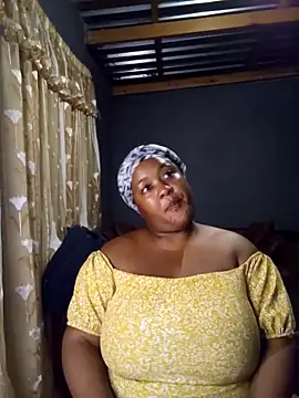 Snapshot of Missmoox24 chatting on February 12, 2026, 11:44 pm Missmoox24 online show from February 12, 2026, 11:44 pm