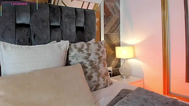 TaniaSmith1 online show from October 28, 2025, 12:03 am