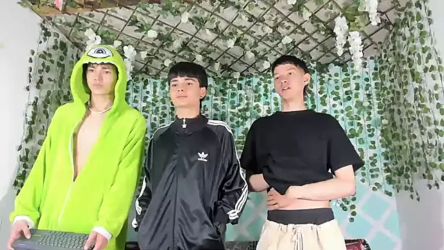 Snapshot of Fresahot2005 chatting on February 21, 2025, 1:22 pm Fresahot2005 online show from February 21, 2025, 1:22 pm