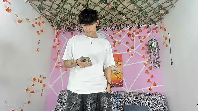 Fresahot2005 online show from December 18, 2025, 2:01 pm