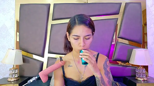 NicoleEsposito online show from October 25, 2025, 1:07 pm