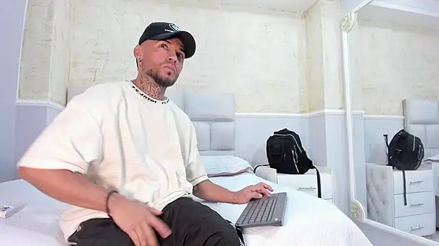 Snapshot of BruceNixon chatting on February 14, 2025, 8:26 pm BruceNixon online show from February 14, 2025, 8:26 pm