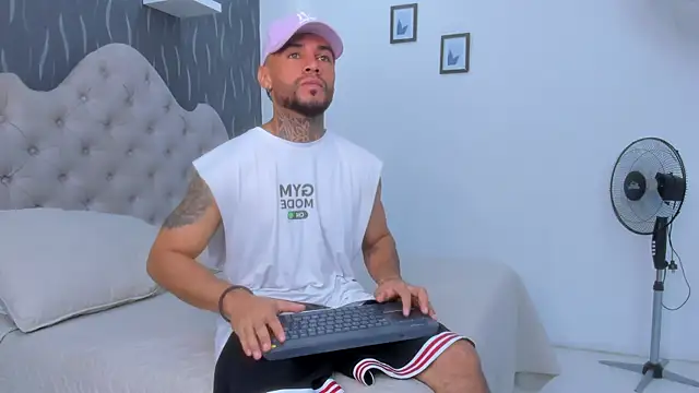 Snapshot of BruceNixon chatting on March 6, 2025, 8:37 pm BruceNixon online show from March 6, 2025, 8:37 pm