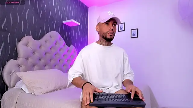 Snapshot of BruceNixon chatting on March 7, 2025, 9:27 pm BruceNixon online show from March 7, 2025, 9:27 pm