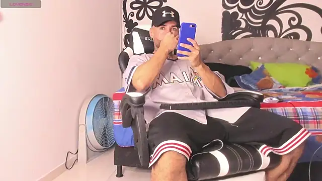 Snapshot of BruceNixon chatting on October 1, 2025, 9:43 pm BruceNixon online show from October 1, 2025, 9:43 pm