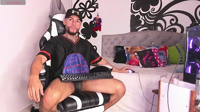 Snapshot of BruceNixon chatting on October 3, 2025, 9:56 pm BruceNixon online show from October 3, 2025, 9:56 pm